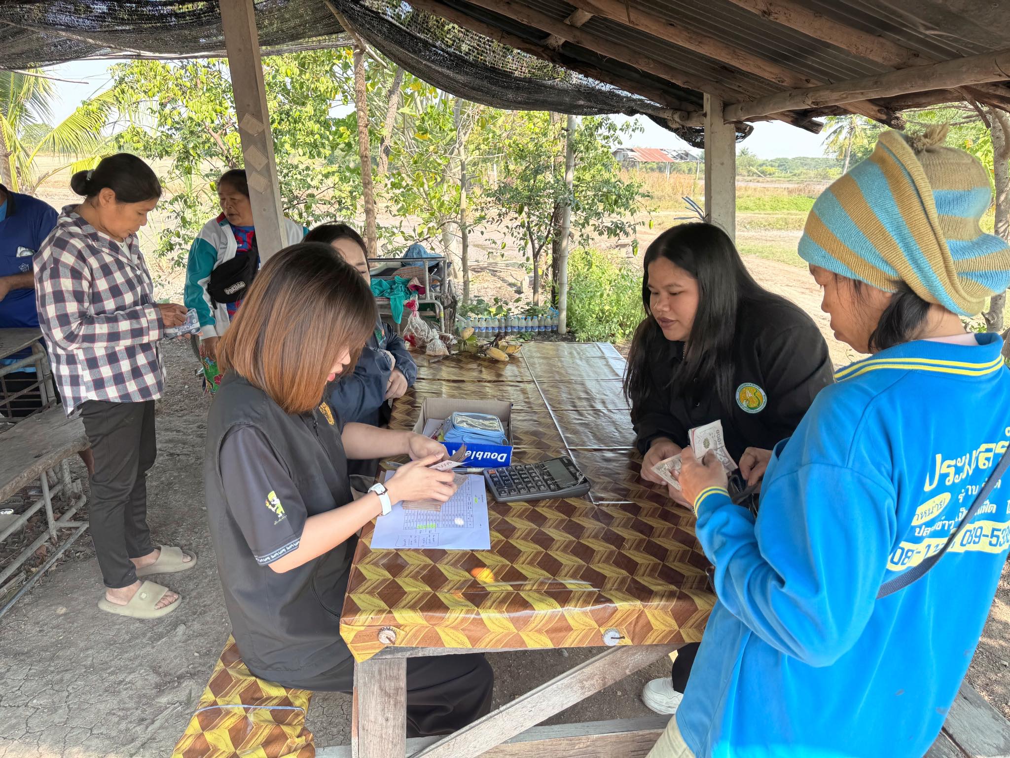 title - ส.ป.ก.อ่างทอง ลงพื้นที่ให้บริการรับชำระเงินกู้ยืมและประชาสัมพันธ์เงินกองทุนการปฏิรูปที่ดินเพื่อเกษตรกรรมแก่เกษตรกร